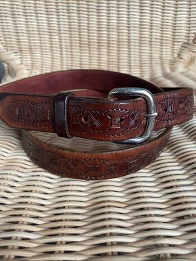 Stunning pattern on soft leather belt with removable buckle